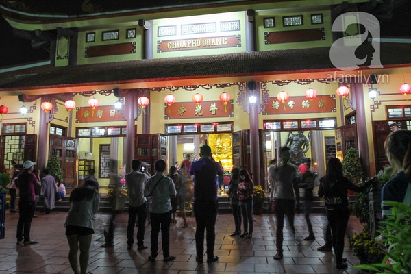 Người dân Hà Nội - Sài Gòn nô nức đi lễ chùa ngày đầu năm 23 Người dân Hà Nội - Sài Gòn nô nức đi lễ chùa ngày đầu năm 23